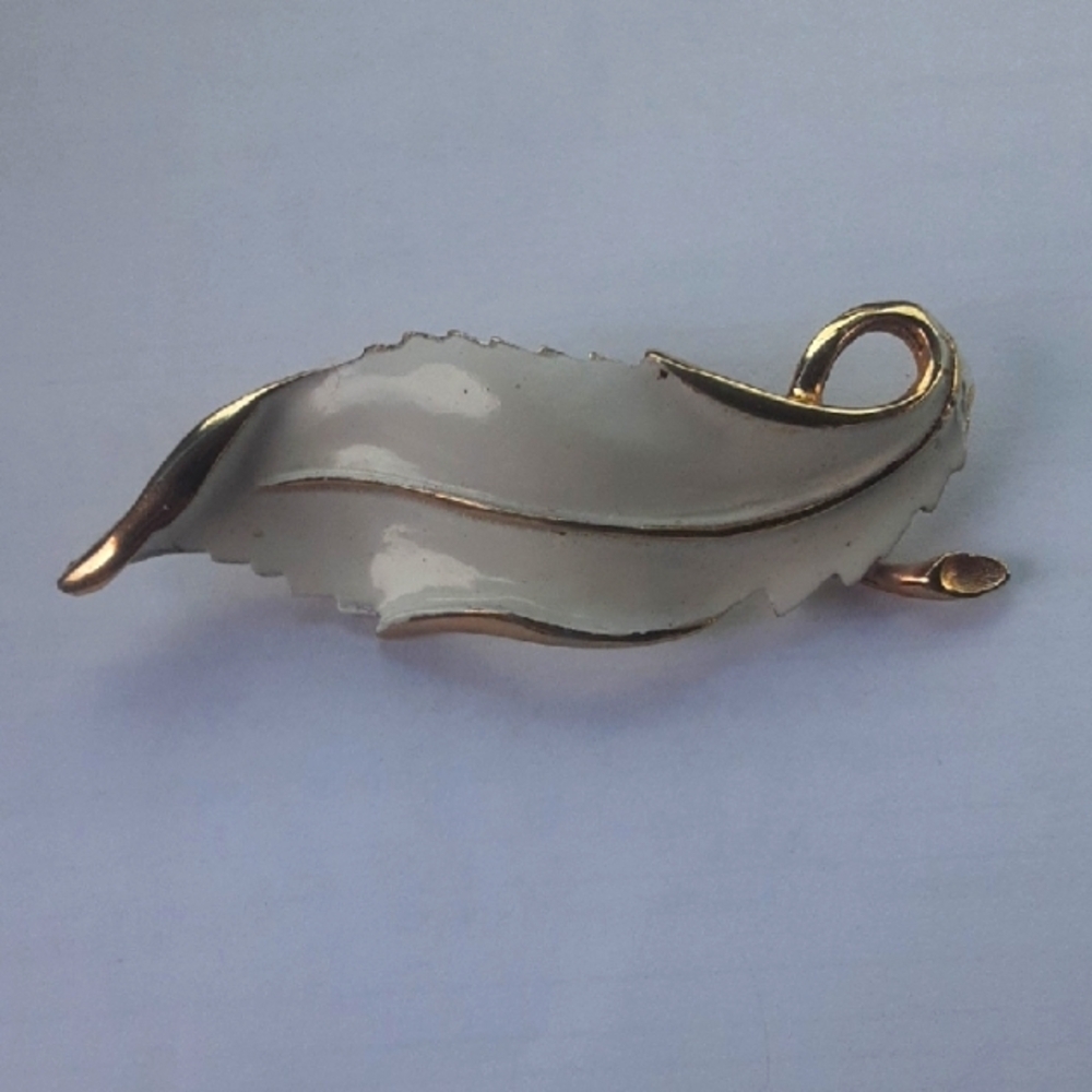 Elegant Gold Tone and Cream Leaf Brooch